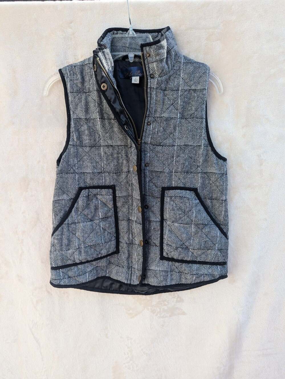 Blue Rain Black and White Herringbone Puffer Vest Size L